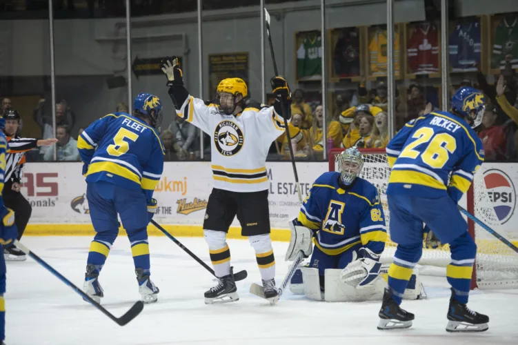 Huskies hockey prepares for first CCHA series of season
